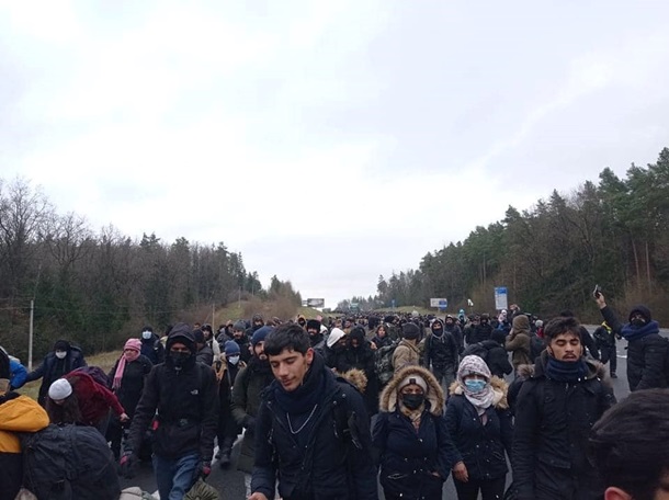 В Беларуси колонна мигрантов идет к Польше